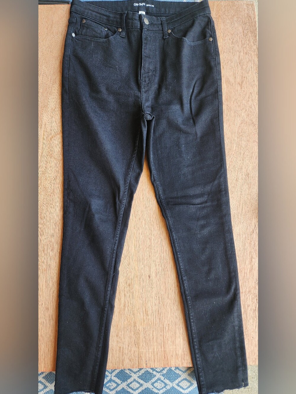 On 34th Macy's Black Skinny Leg Jeans Stretch Denim Distressed Hem Size 10/30